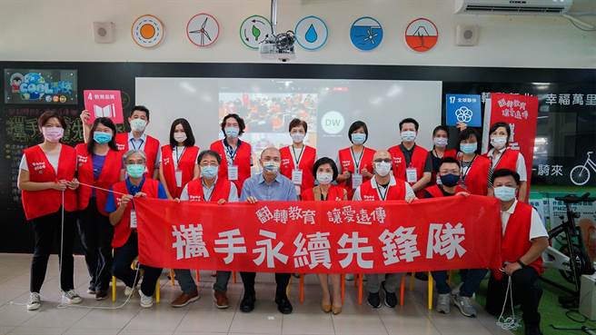 远传引领36家供应商伙伴，共同投入资源协助万里国小修建电脑教室，改善数位学习环境 。(远传提供)