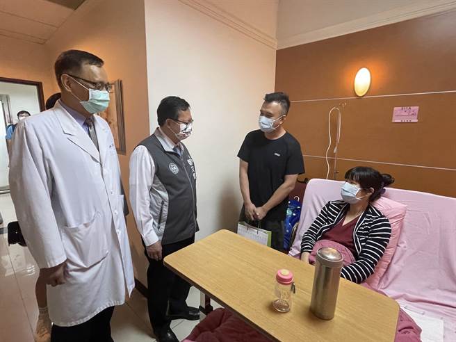 桃园市长郑文灿探视国庆宝宝献上礼物祝福。（吕筱蝉摄）