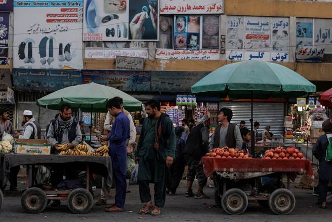 美、英兩國今天警告公民遠離阿富汗首都喀布爾（Kabul）各大旅館。圖為喀布爾市一處水果市集。 (圖/路透社) 