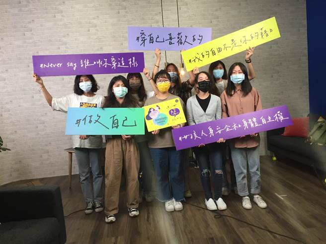10月11日是聯合國訂定的「國際女孩日」，高雄女孩在網路發起串連活動，拒絕性騷擾。（高雄市社會局提供／林瑞益高雄傳真）