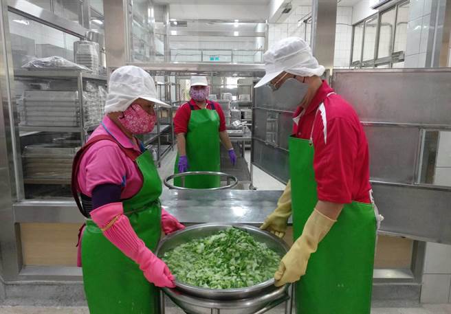 台南市明订厨师考核奖励制度，肯定肯定学校厨师用心烹煮午餐的辛劳。（台南市教育局提供／曹婷婷台南传真）