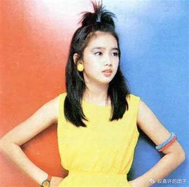 朱丽倩担任平面模特儿的照片。（图／微博）