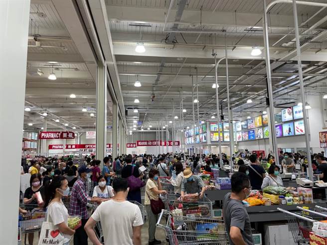 好市多收假日再現搶購人潮，有網友透露，為了買一組特價商品排一個小時。(圖/截自Costco好市多 商品經驗老實說臉書)