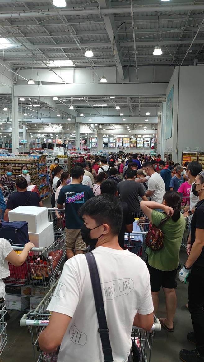 有網友抱怨，結帳竟然從收銀台一路排到生鮮區。(圖/截自Costco好市多 商品經驗老實說臉書)