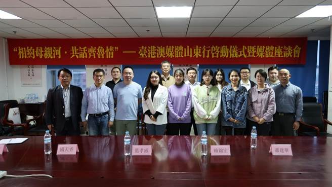 臺港澳记者一行合影。(图片来源/蔡如瑜)
