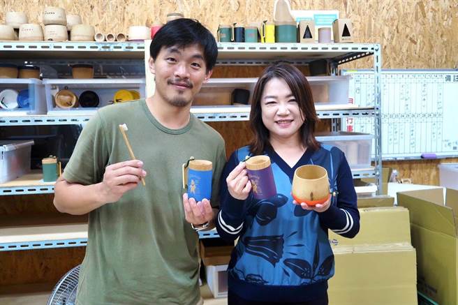 馬文君（右）走訪竹山，肯定年輕人返鄉發揮創意讓產業升級。（馬文君服務處提供／廖志晃南投傳真）