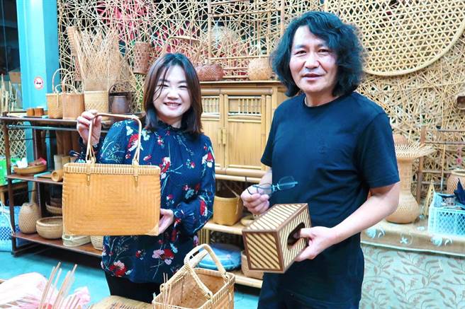 立委馬文君（左），拜訪藝術家。（馬文君服務處提供／廖志晃南投傳真）