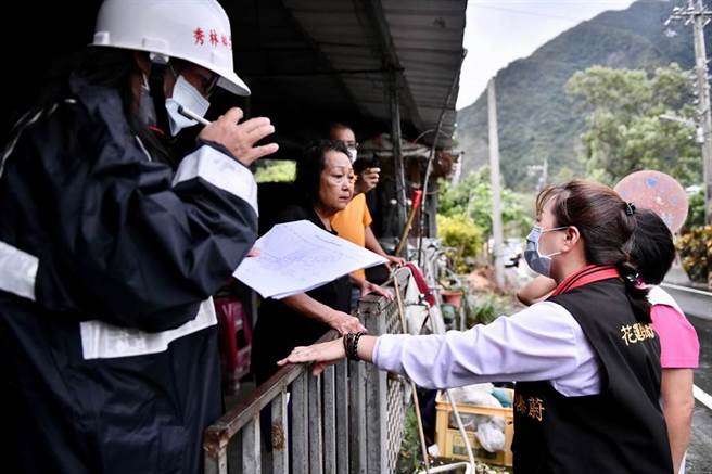 圆规颱风外围环流及东北风共伴影响，花莲从早上开始出现间歇大雨，风势明显变大，山区致灾潜势风险高，县府针对山区近2000位居民进行撤离，同时也宣布秀林乡、万荣乡今晚6时起，停止上班上课。（花莲县政府提供／罗亦晽花莲传真）