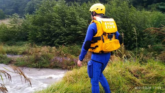 男子不慎遭溪水冲走，消防人员全力搜救中。（台中市消防局提供）