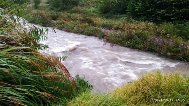 男子不慎遭溪水冲走，目前水流相当湍急。（台中市消防局提供）