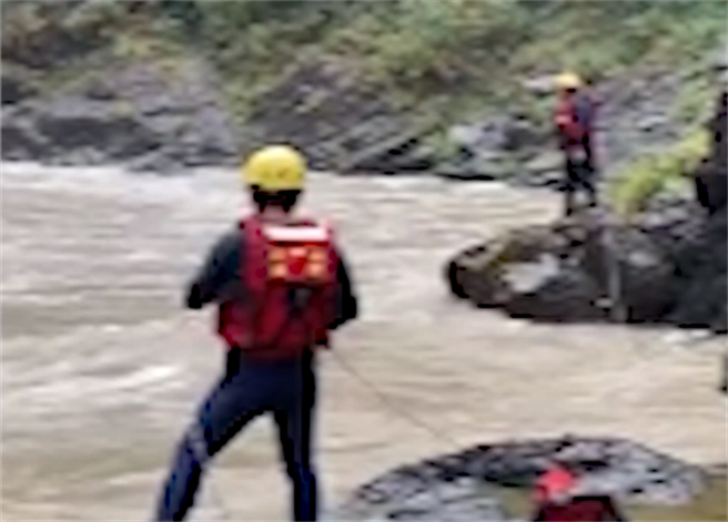 尖石泰崗野溪暴漲，6遊客受困1人獲救，5人仍躲山壁待援。(羅浚濱翻攝)
