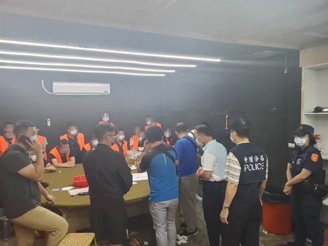 國慶連假中壢警方查獲職業賭場。（警方提供／呂筱蟬桃園傳真）