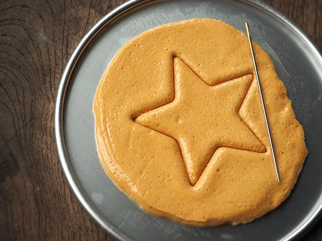 椪糖始於戰後貧窮社會的甜食，搭上影集熱潮席捲全球的順風車，再次展現韓國強大的文化影響力。(示意圖／shutterstock)