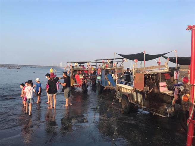 芳苑湿地海空步道启用后迅速爆红，中秋、国庆两个连续假期，都曾创下单日破万游客人潮；採蚵铁牛车游潮间带湿地、蚵田巡礼的生态体验活动，成为最夯游程，也让採蚵车违法载客问题再度浮上台面（民眾提供／谢琼云彰化）