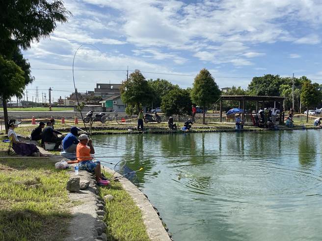 鹿北社区生态池有养鱼，今日也首次举办钓鱼比赛。（周丽兰摄）