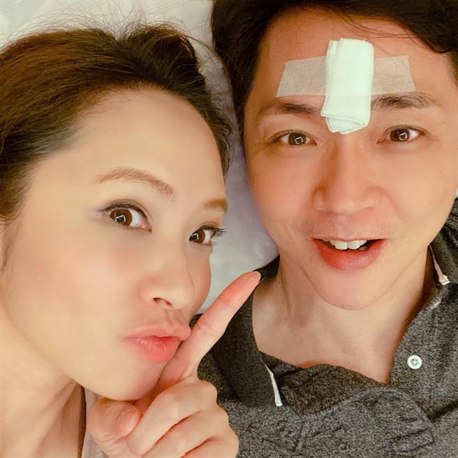 宋達民傷勢曝光。左為太太洪百榕。（圖／FB@宋達民和洪百榕愛的粉園）