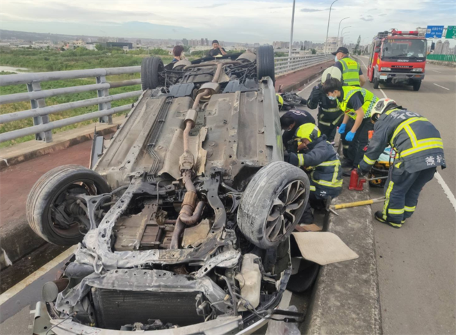 乌日环中高架汽车连撞2机车翻覆，1名骑士压车下无生命迹象，另一人轻伤，驾驶则受困或获救。(民眾提供)
