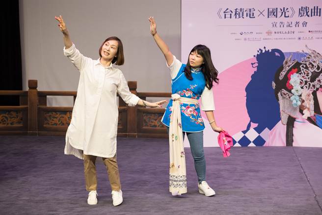 京劇名角朱安麗帶領素人學生演員揣摩京劇《春草闖堂》的表演精隨。（國光劇團提供）