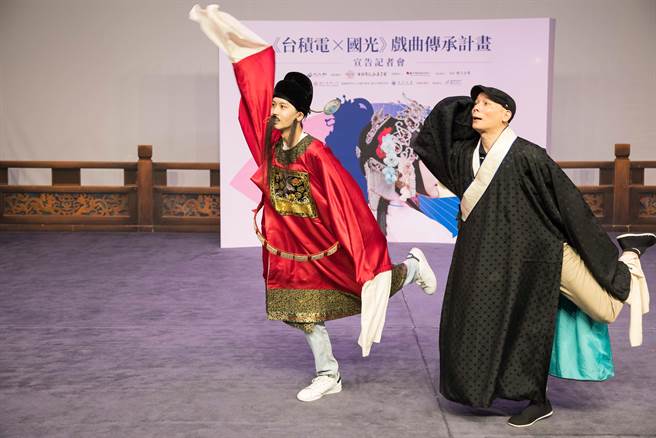 京劇名角陳清河帶學生演員學習 《春草闖堂》上轎動作。（國光劇團提供）