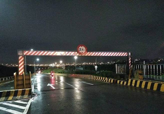 圆规颱风来袭，石门水库将进行调节泄洪，将于21时封闭15至21号越堤道及横移门。（新北市水利局提供）