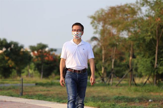 彰化县政府公布振兴加码方案后，魏明谷今天下午随即在脸书贴文批评，指伸港青年宅是青年的梦想屋，但根本都还没发包，是要等多久。（摘自魏明谷脸书／谢琼云彰化传真）