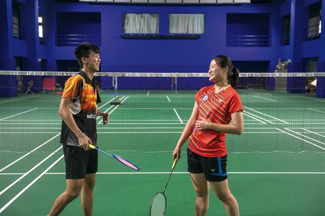 沈彦汝与帕奥羽球选手方振宇为高中、大学同窗，在对打练习后，分析彼此球技。(图/庄坤儒)
