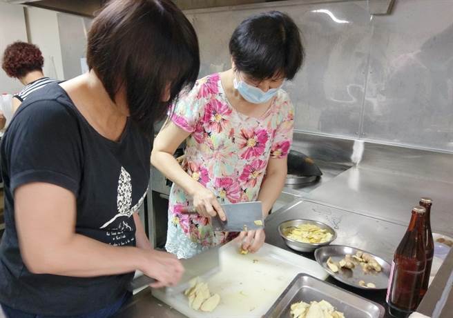 嘉义市到宅坐月子服务人员就是俗称的「月嫂」，经过专业培训，月嫂们能到府提供专业化服务。（嘉义市政府提供∕吕妍庭嘉义传真）