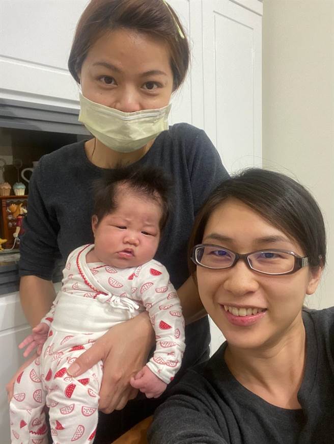 升格成为三宝妈的李宛璇，由到宅坐月子服务员黄婉瑜到家烹煮月子餐、协助产后护理及育儿观念指导等，让她非常满意。（嘉义市政府提供∕吕妍庭嘉义传真）