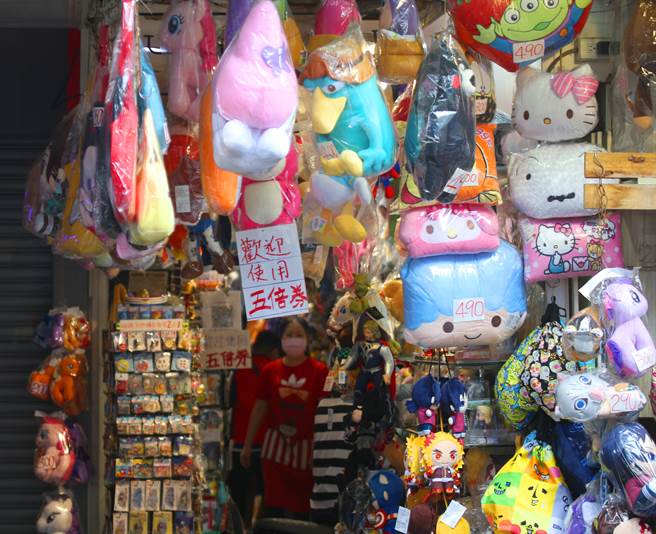 国庆连假最后一天，台北市西门町商家推出优惠吸引民眾使用五倍券。（陈君玮摄）