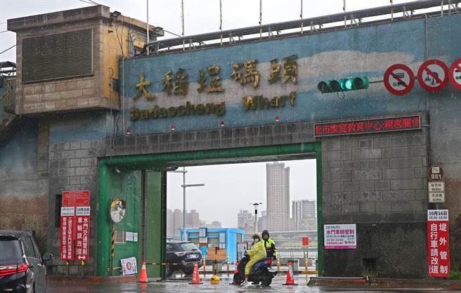 圆规颱风外围环流将带来明显雨势，台北市发布大雨特报并宣布，受上游石门水库影响，11日下午2时实施淡水河疏散门「只出不进」管制措施。（陈君玮摄）
