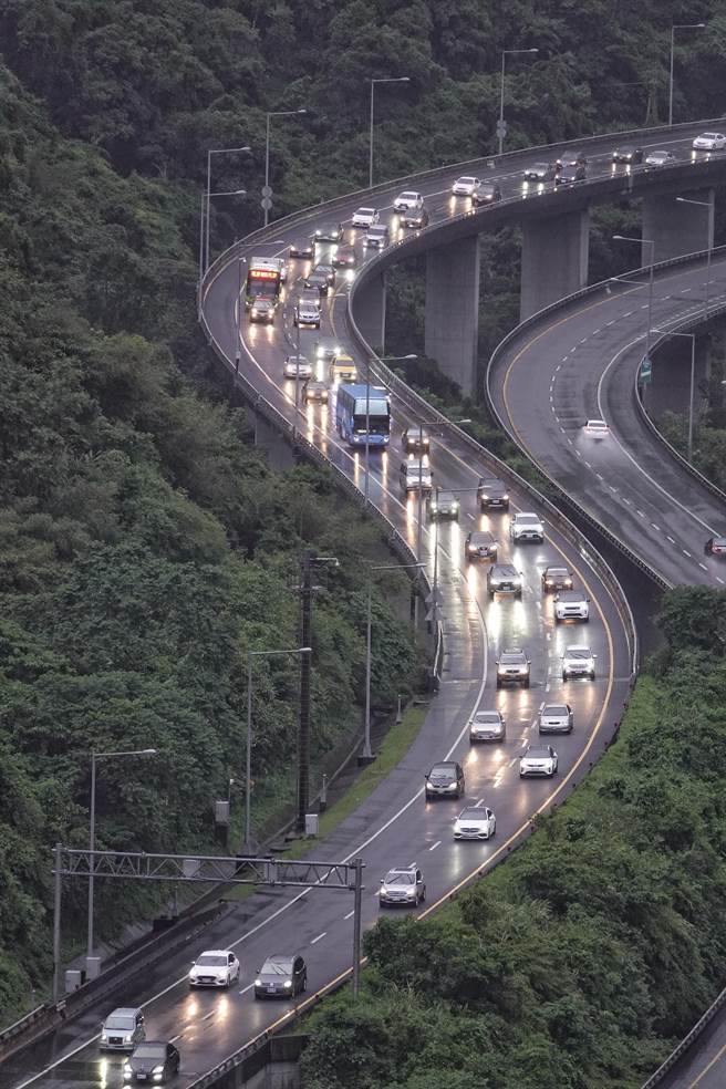 国道5号北向晚间也出现明显车流，北向宜兰至头城一度紫爆，但出了雪山隧道后坪林路段车流已渐渐疏散。（陈信翰摄）