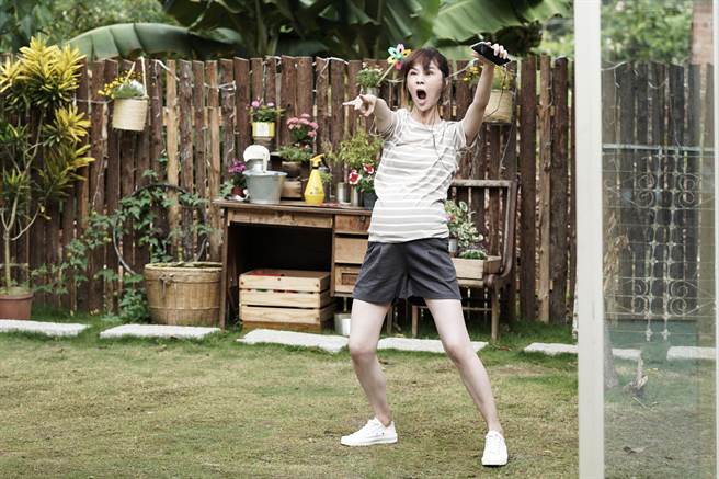 谢盈萱饰演的陈嘉玲明明需要安胎，却仍坚持当个活泼的孕妇。（华视、CATCHPLAY提供）