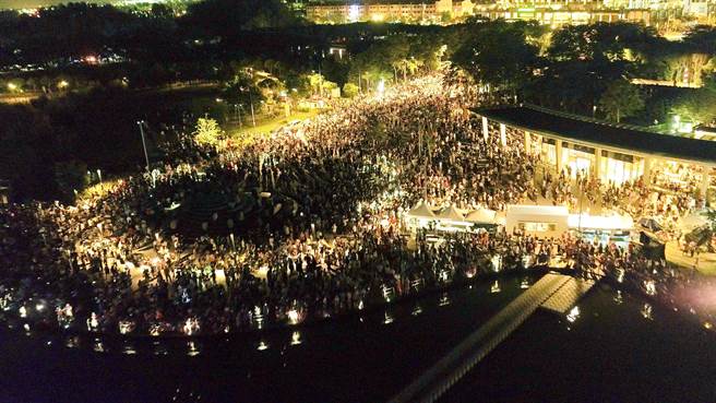 10日晚间超过1万3000人挤进故宫南院院区，欣赏全国首创「无人机、无人船、3D水舞水幕秀」海空联合展演。（故宫南院提供∕吕妍庭嘉义传真）