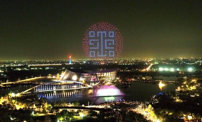 10日晚间超过1万3000人挤进故宫南院院区，欣赏全国首创「无人机、无人船、3D水舞水幕秀」海空联合展演。（故宫南院提供∕吕妍庭嘉义传真）