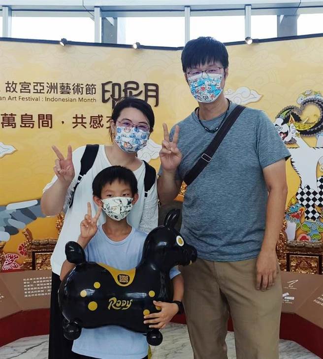 故宫南院自10月8日起至年底推出「故宫门票乐透」活动，只要凭参观门票尾数对中888、1010和1228，就送故宫与Rody限量联名跳跳马，昨光是南院就送出10支限量跳跳马。（故宫南院提供∕吕妍庭嘉义传真）