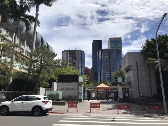 北市卫生局表示，2名学生居家隔离第5天採检结果仍为阴性，114名师生明可如期復课。图为北市建安国小。（摄影中心摄）
