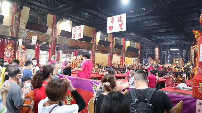 14日為台南市新營太子宮太子爺聖誕，信眾趁著國慶連假期間帶分靈的太子回祖廟進香。（張毓翎攝）