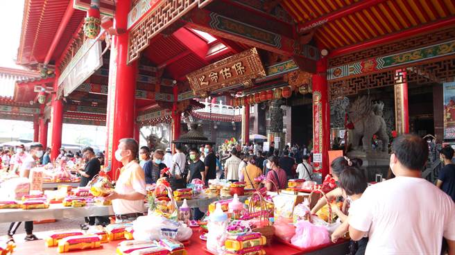 14日為台南市新營太子宮太子爺聖誕，信眾趁著國慶連假期間帶分靈的太子回祖廟進香。（張毓翎攝）