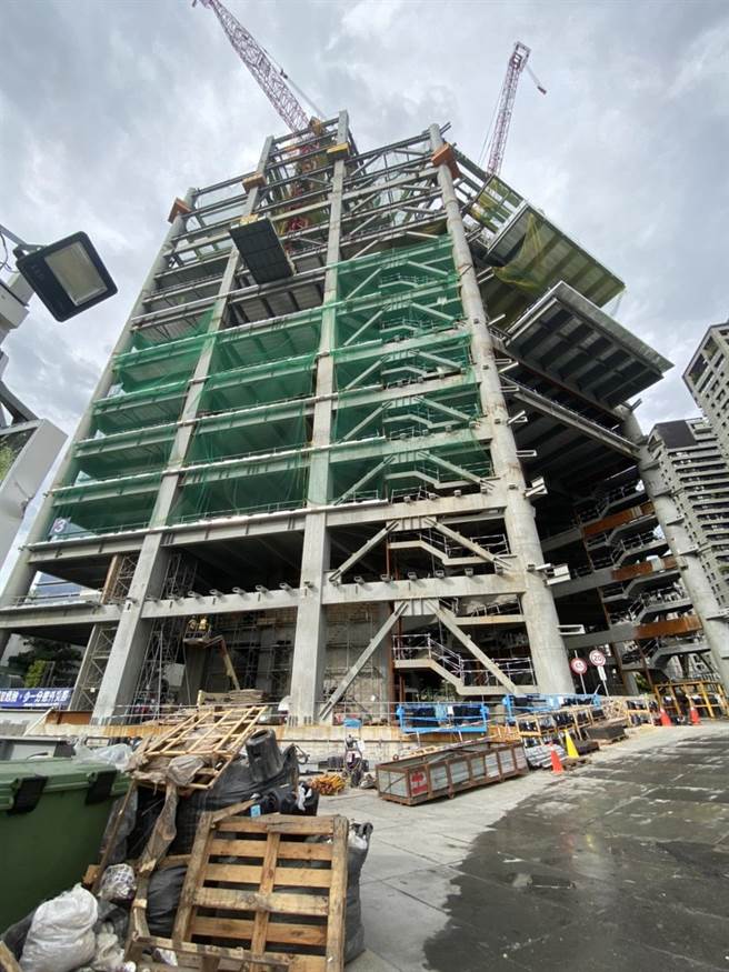 台中市西屯区一处银行旗舰总部的工地，11日下午一名工人施工时从工地12楼坠落，幸有繫安全带保住一命。（民眾提供／卢金足台中传真）