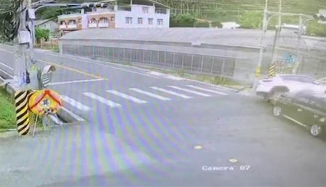 南投埔里鎮西安路2段和獅子路口發生2車相撞翻車事故。（讀者提供／張妍溱南投傳真）