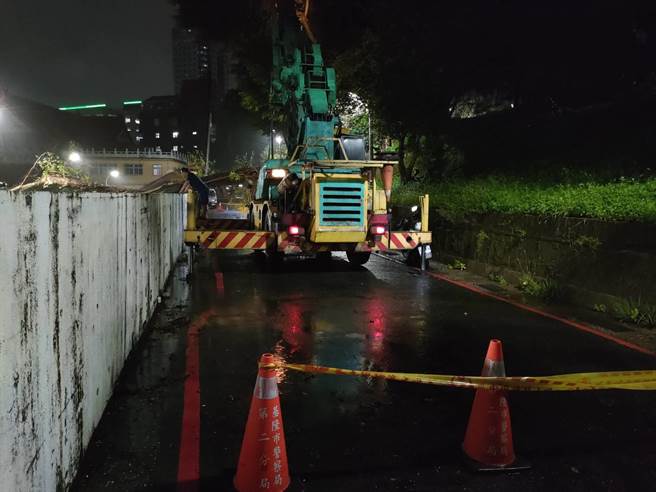 目前市府已派人员前往将树干分段切除、运离现场。（读者提供／陈彩玲基隆传真）