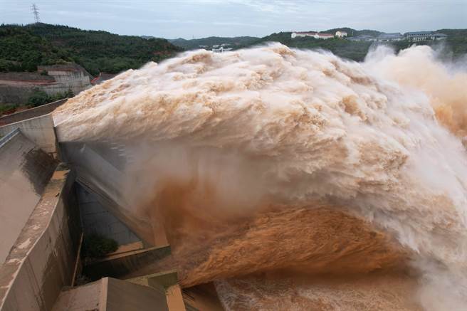 大陸北方黃河小浪底等3大水庫水位創歷史新高，秋汛防洪進入最關鍵階段。圖為小浪底水庫洩洪。（圖／新華社)
