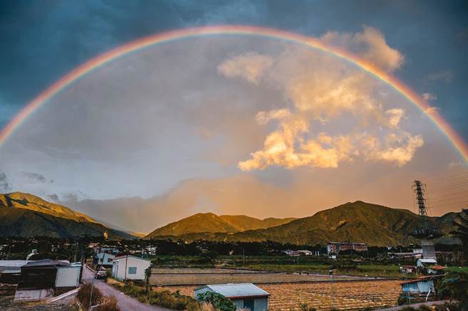 埔里地區及日月潭都出現了超大彩虹，完美的半圓形彩虹現象，網友用手機拍下照片，上網分享。（摘自埔里人臉書社群）