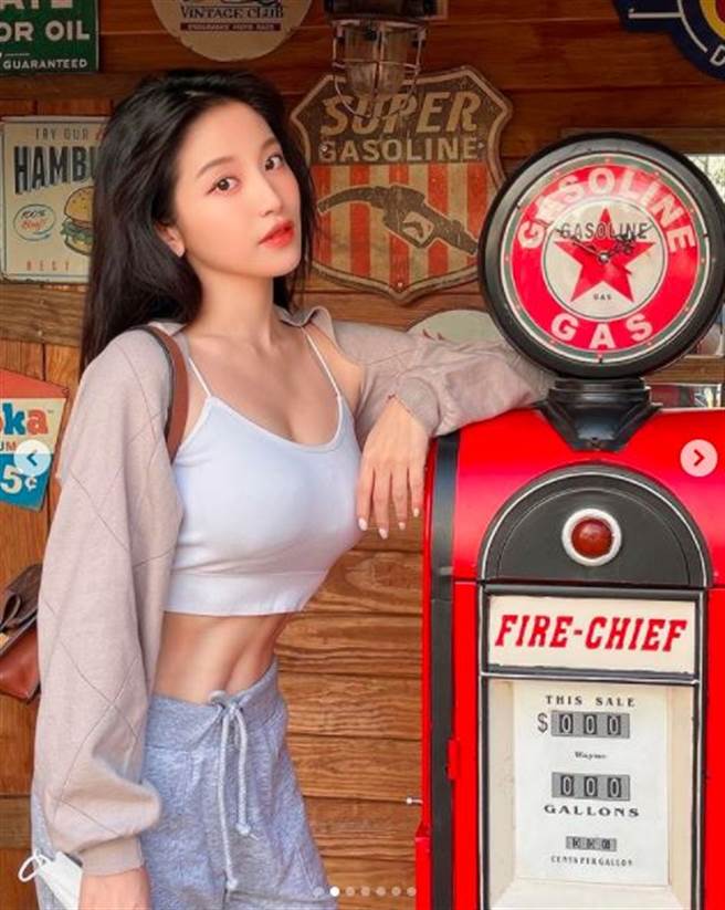 蔡瑞雪中空炸出结实马甲线。（图／翻摄自IG）