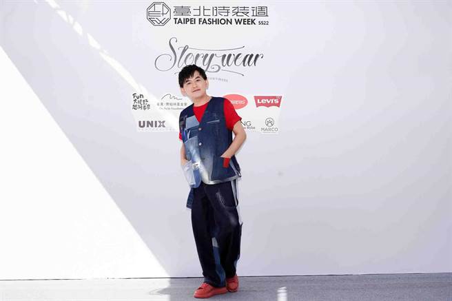 黄子佼着Story Wear品牌服饰，于松菸四号仓库观秀。（臺北时装周提供）