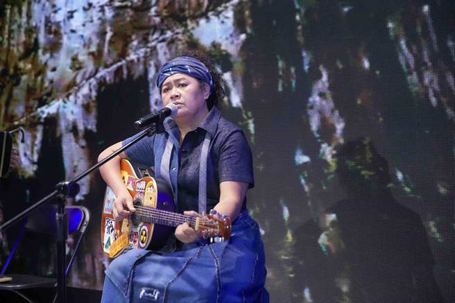 巴奈于秀上现场演唱歌曲，搭配齐柏林的影像，十分动人。（Story Wear提供）