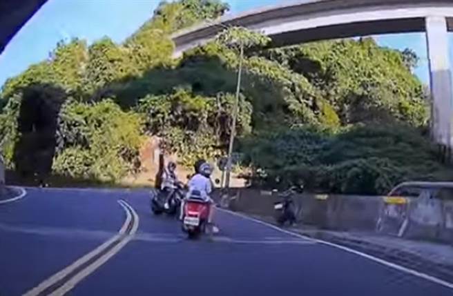 背着吉他的骑士跨越双黄线撞上骑机车母女。（翻摄WoWtchout - 地图型行车影像分享平台）