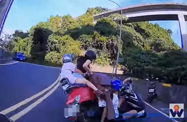 背着吉他的骑士跨越双黄线撞上骑机车母女，2车3人倒地。（翻摄WoWtchout - 地图型行车影像分享平台）