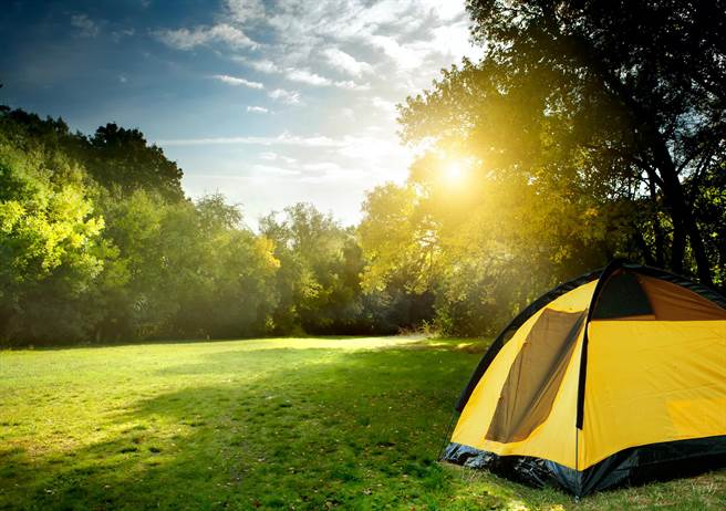 一名家住山上的網友表示，自己8點開始工作，隔壁露營區客人竟要求他10點才能開動，以免吵到他們睡覺。（示意圖，達志影像/shutterstock）

