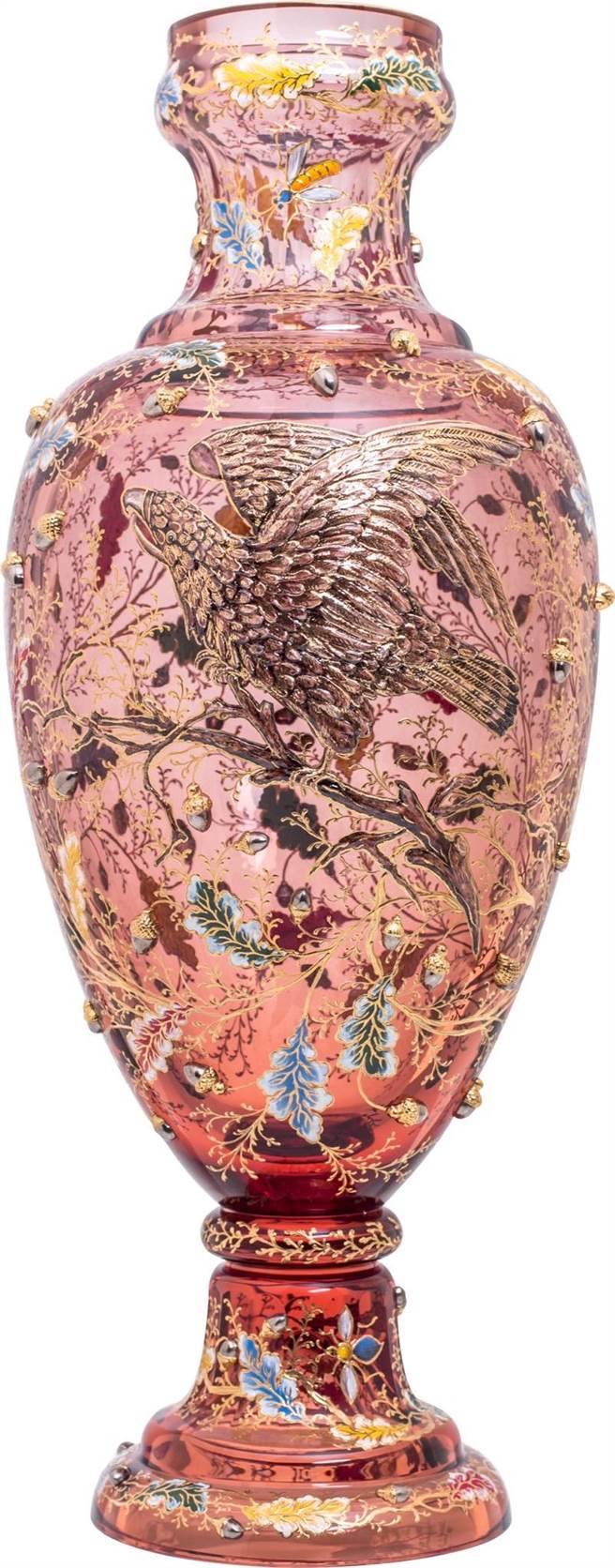 《展翼高飛》是彩繪大師杰樂奇以橡樹林的黑鷹重塑1885年的魔幻記憶，滿溢奇幻絢麗之風格。（國裕精品提供）
